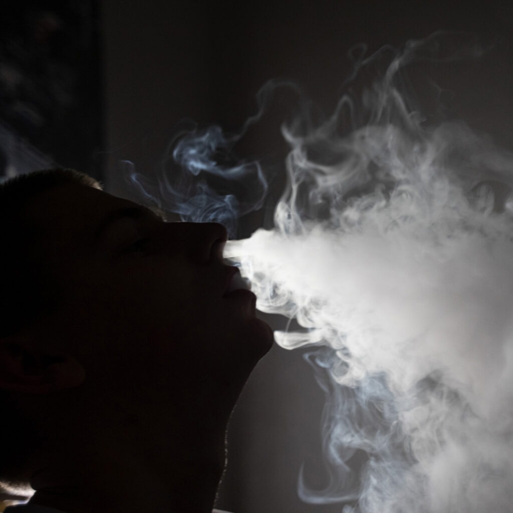 Dym w Twoim otoczeniu jest niebezpieczny dla zdrowia - nazywane jest to biernym paleniem Przebywanie wśród dymu jest równie niebezpieczne dla naszego zdrowia jak zaciąganie się dymem wprost z papierosa