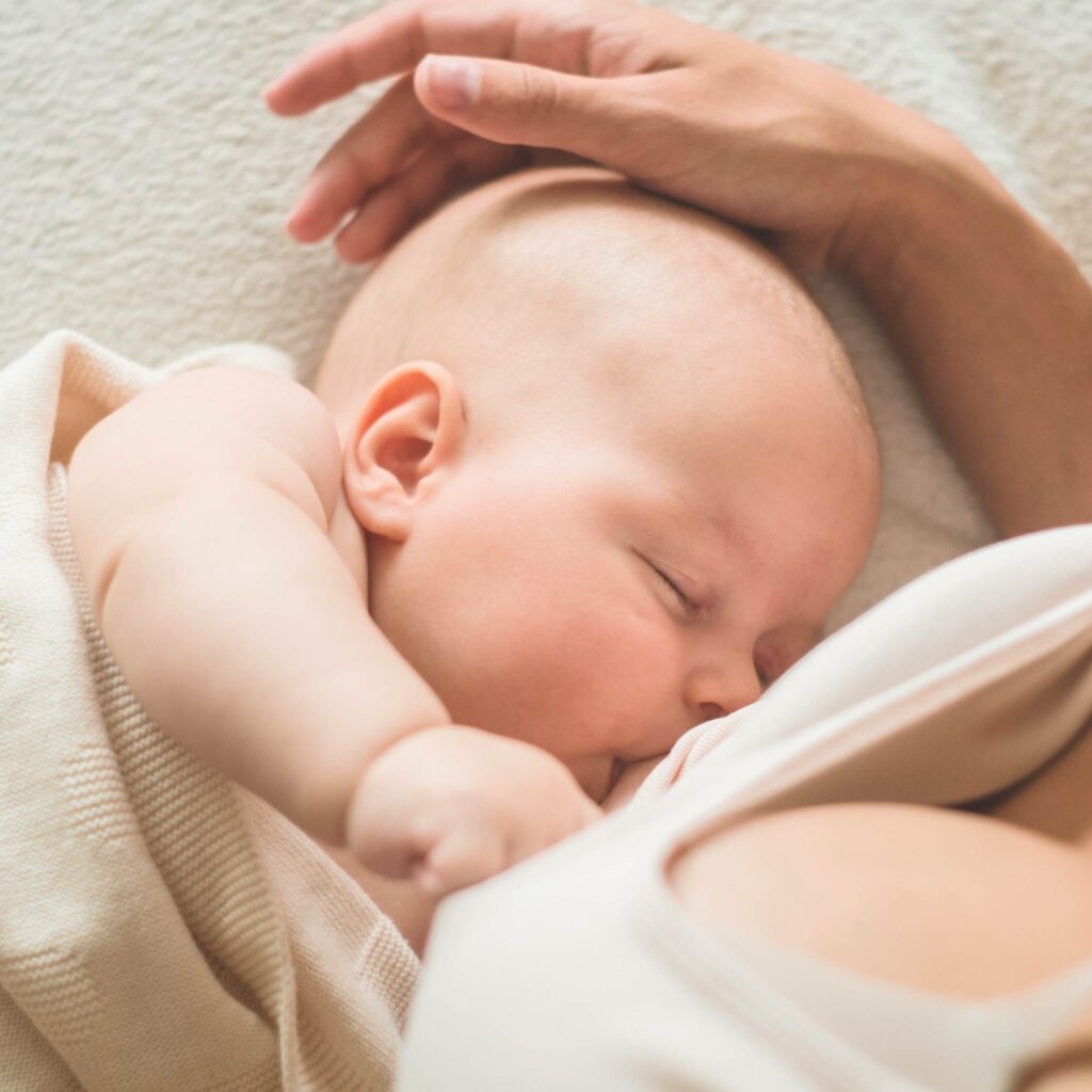 Karmienia piersią ma pozytywne skutki zdrowotne dla dziecka i matki - mniejsza szansa nowotworów Czy karmienie piersią zmniejsza szansę zachorowania na raka?